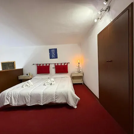 Polished 2-br Bi-level Navigli District Appartamento Milano